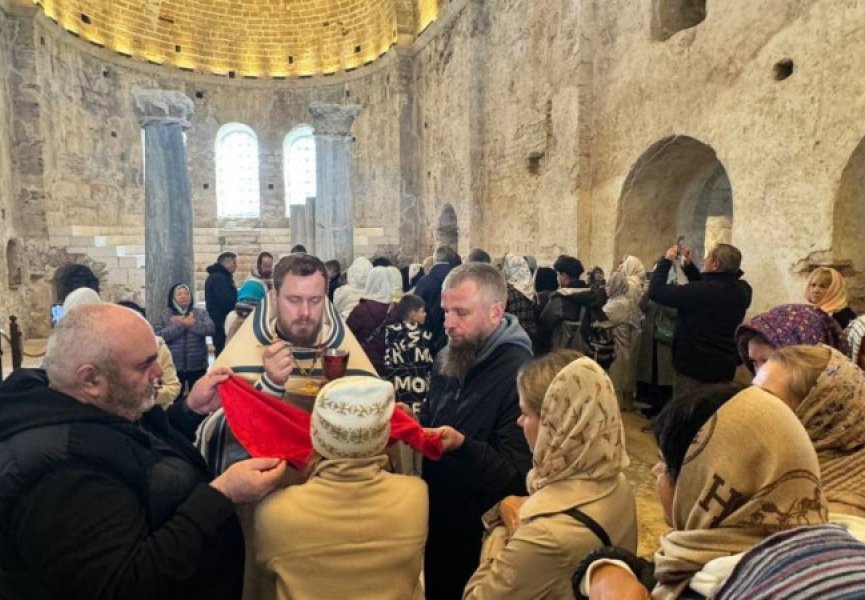 В день памяти святителя Николая верующие Русской Православной Церкви помолились в Мирах Ликийских