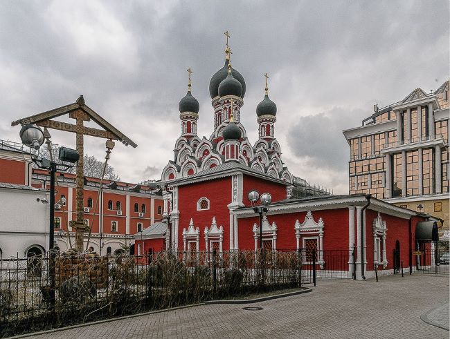 Подворье Спасо-Преображенского Соловецкого монастыря в Москве находится при храме великомученика Георгия в Ендове. Храм находится за Москвой-рекой, недалеко от Москворецкого моста и Балчуга.  Почитаемая храмовая икона святого великомученика Георгия ...