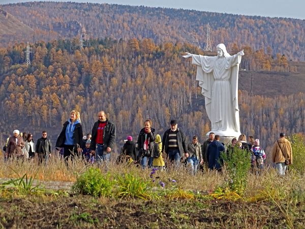 ХРИСТОС ВОСКРЕСЕ! ВОИСТИНУ ВОСКРЕСЕ!  Патриарх Алексий II о паломничестве: «Изобиловавшая святынями Русская земля была некогда исхожена стопами паломников - от Киева до Валаама, от Дивеева до Соловков, от Лавры преподобного Сергия до Нового Афона, к ...