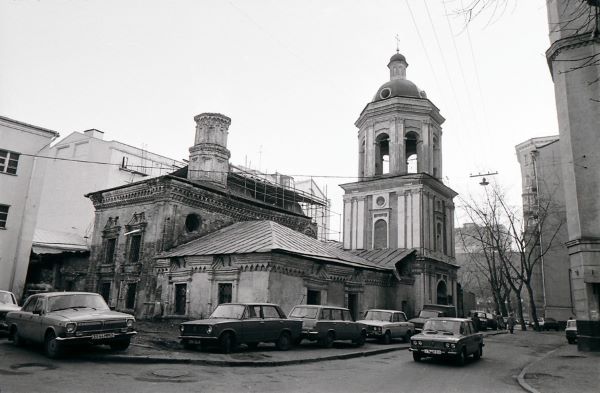 ХРИСТОС ВОСКРЕСЕ! ВОИСТИНУ ВОСКРЕСЕ!  Церковь Иоанна Богослова в Бронной слободе на Тверском бульваре известна с 1625 года и была основана при Романовых. В ней хранилась древняя икона св. евангелиста Иоанна Богослова, подаренная еще царем Михаилом ...