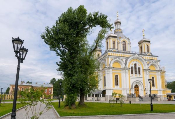 Пресвятая Троица, помилуй нас. С Праздником, дорогие братья и сестры!  Очень много храмов на Руси посвящены Пресвятой Троице. Расскажем об одном из них. Отправляясь в Санкт-Петербург, зайдите помолиться в храм Троицы на Октябрьской набережной. Киновия ...