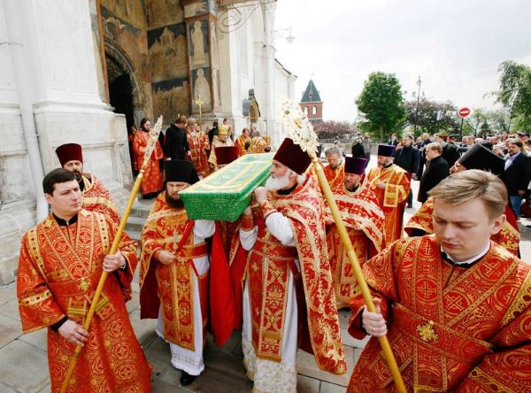 ХРИСТОС ВОСКРЕСЕ! ВОИСТИНУ ВОСКРЕСЕ!  Прп. Евфросинии, в миру Евдокии, вел. кн. Московской (1407).  Великая княгиня Евдокия Дмитриевна (будущая прп. Евфросиния Московская) родилась около 1353 г. в семье суздальского княжича (впоследствии – князя) ...