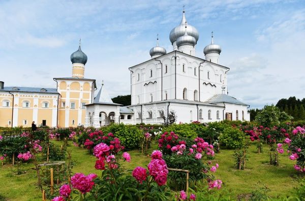 Варлаамо-Хутынский Спасо-Преображенский монастырь Новгородской епархии был основан в середине XII века. Его основатель – преподобный Варлаам Хутынский (†1192 г.) Согласно народному преданию, место это находилось во власти нечистой силы и называлось ...