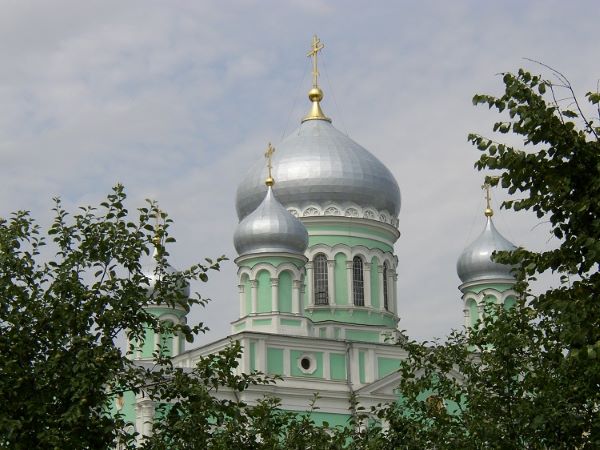 Преподобный Серафим Саровский. Моли Бога о нас! Сегодня в Дивеевской обители очень много паломников.  Как самостоятельно сюда добраться?  Свято-Троицкий Серафимо-Дивеевский женский монастырь находится на юге Нижегородской области, в селе Дивееве. От ...