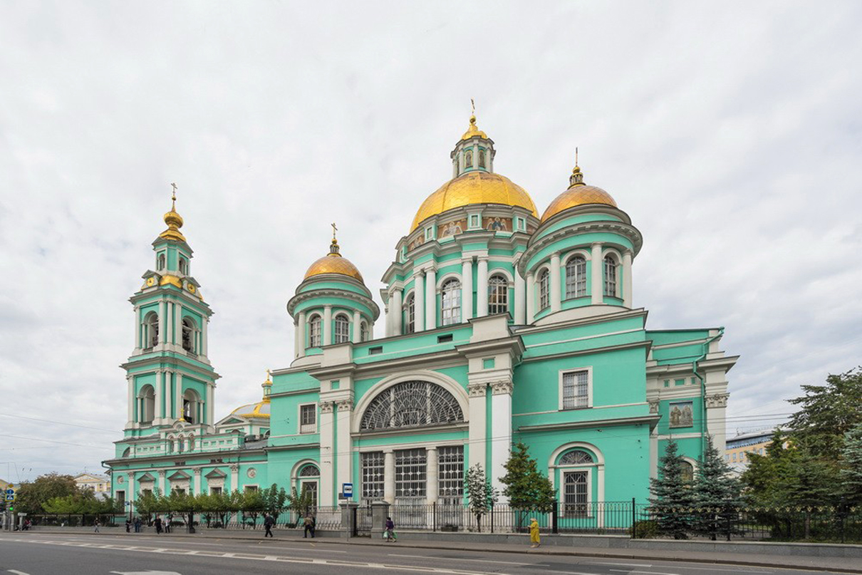 Богоявленский собор в Елохово – один из немногих в Москве, который не был закрыт после революции. Но от безбожной власти всё же пострадал. В 1922 году из храма изъяли все церковные ценности, а спустя девятнадцать лет было принято решение о его закрытии...