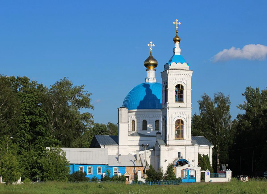 Отправляясь в самостоятельное паломничество по Подмосковью, включите в свой маршрут два древних храма с удивительными по красоте фаянсовыми иконостасами. Оба находятся недалеко от Москвы и относятся к Балашихинской епархии. Первая остановка в селе ...