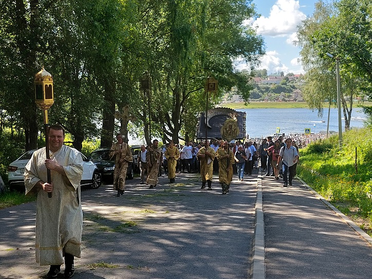 В Воскресенском соборе Романова-Борисоглебска – это нынешний Тутаев – пребывают святыни, гораздо более древние, чем сам храм. Одной из них, пожалуй, самой любимой и почитаемой, является чудотворный образ Всемилостивого Спаса. Этот образ был,по преданию...