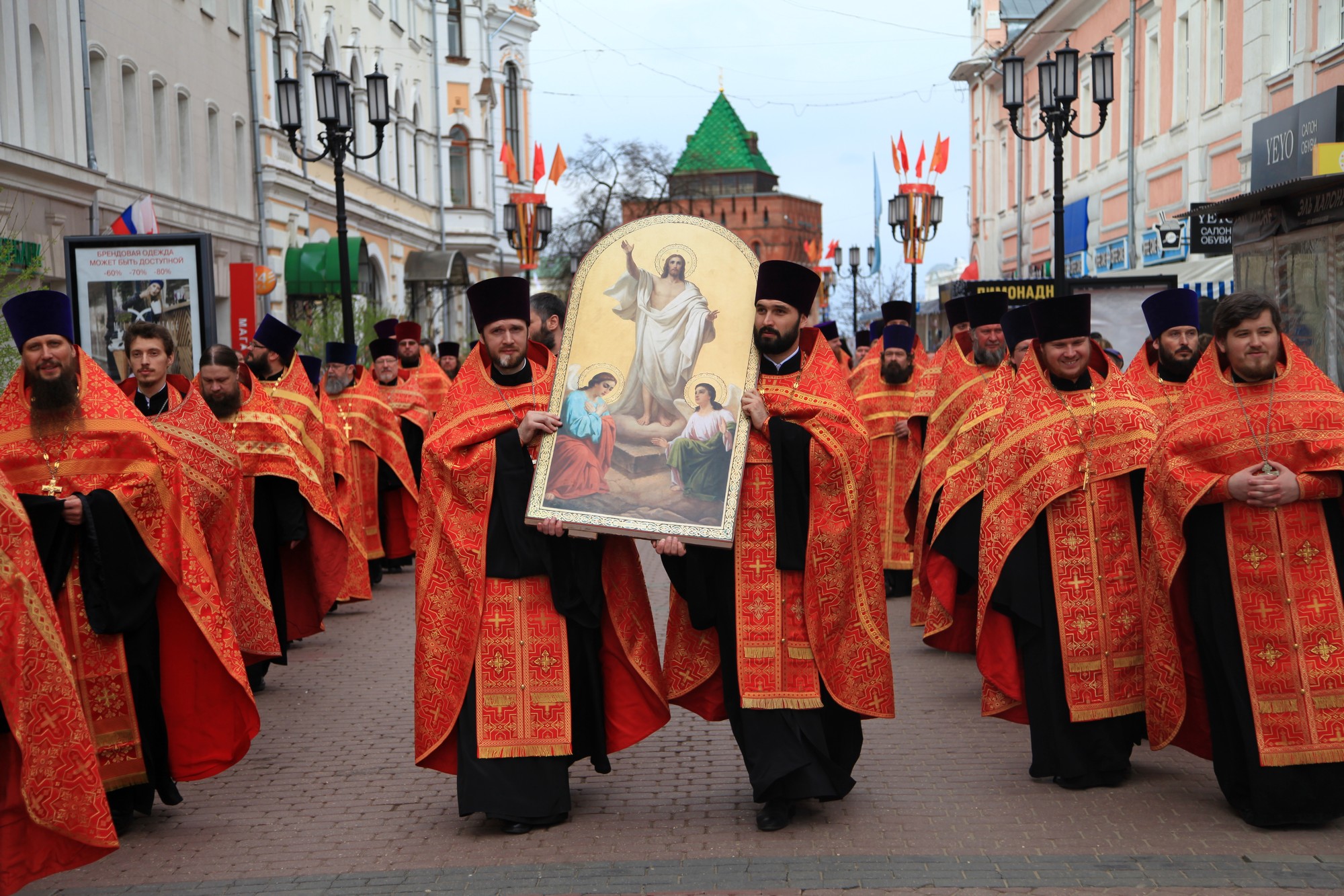 ХРИСТОС ВОСКРЕСЕ! ВОИСТИНУ ВОСКРЕСЕ! Праздник Пасхи празднуется в продолжении тридцати девяти дней. Особенно торжественно совершается служба в первые семь дней – на светлой седмице. Все эти дни царские врата открыты, символически указывая,что Спаситель...