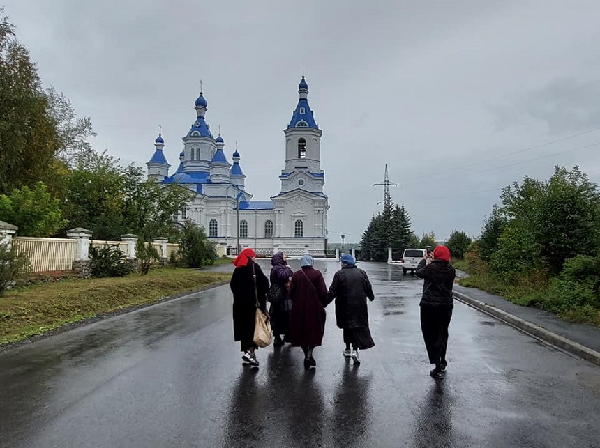 Как добраться до Ганиной Ямы, до Алапаевска, до Верхотурья? С какого города начать паломничество, если мы хотим поклониться святым царственным страстотерпцам и всем с ними пострадавшим? Летим в Екатеринбург. Из аэропорта «Домодедово» в течение дня ...