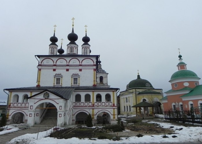 Троицкий Белопесоцкий женский монастырь находится в ста километрах от Москвы,  на живописном берегу Оки у впадении в неё реки Кремницы. За необычно светлый цвет песчаных берегов это место издревле называли Белые пески. Официальной датой основания ...