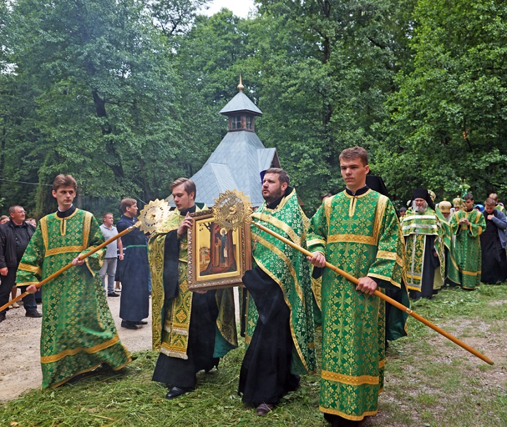 Преподобный Тихон Медынский, Калужский – один из великих подвижников Русской Православной Церкви XV века. По напряженности духовных подвигов и аскетических трудов этого угодника Божия можно без преувеличения сравнить с духоносными монахами-отшельниками...