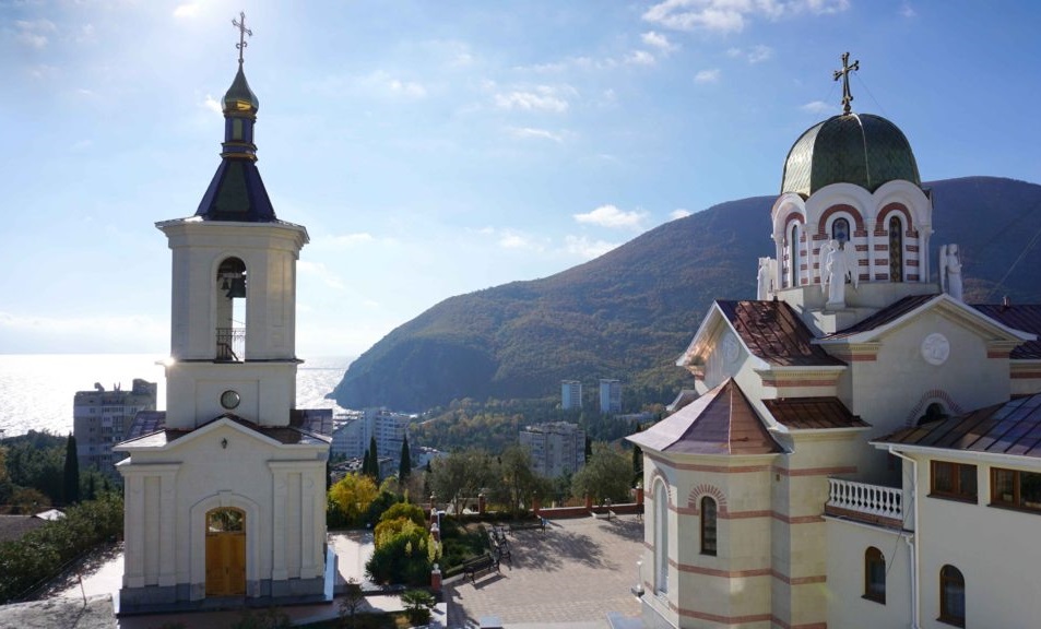 Сегодня Престольный праздник Космо-Дамиановского монастыря в Крыму. В III веке сюда из Рима были сосланы святые чудотворцы Косма и Дамиан. Здесь они продолжали безвозмездно лечить больных и вымолили у Бога целебной воды – из-под горы потекли два ручья ...