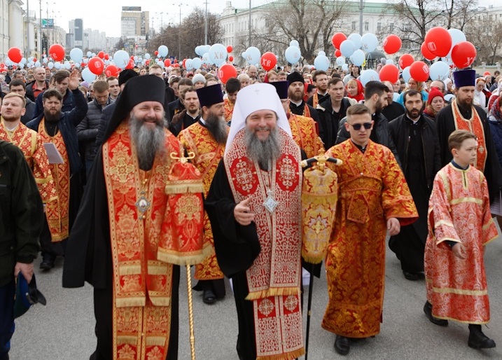 ХРИСТОС ВОСКРЕСЕ! ВОИСТИНУ ВОСКРЕСЕ! Богослужения в первые дни Пасхи и на всей Светлой седмице наполнены светом и радостью! Тёмные одежды священнослужителей сменились на красные, храм полон света, на подсвечниках стоят красные свечи, духовенство ...