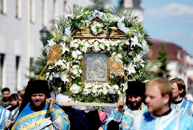 По общему мнению участников событий 1611-1612 гг. ключевую роль в победе сыграло принесение в Москву новоявленной святыни – Казанской иконы Божией Матери. “Слышавше православнии воини откровенную Преподобным Сергием святителю Арсению тайну, яко ...