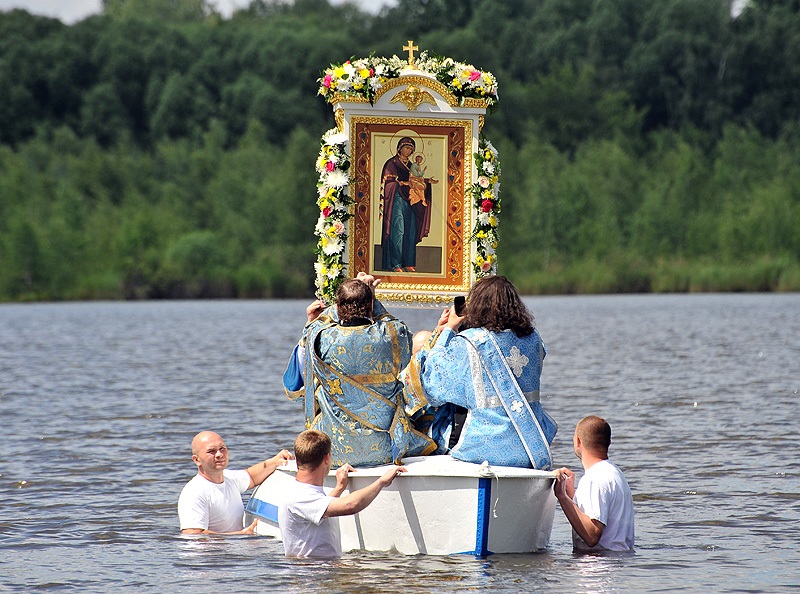 Однажды, будучи в гостях у своего брата Федора Алексеевича, в подмосковном селе Измайлово, Петр нашел в амбаре старый английский ботик (знаменитый «Брандтов ботик, дедушка Российского флота»). Корабельный мастер Брандт подправил судно, и царевич стал ...