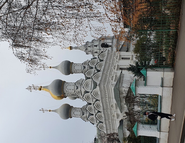 Сегодня день святителя Николая Чудотворца. В честь любимого святого освящено самое большое количество храмов в Москве.  Почти везде есть частички мощей святителя и чудотворные иконы с его изображением. Самая известный чудесный образ святого– надвратная...