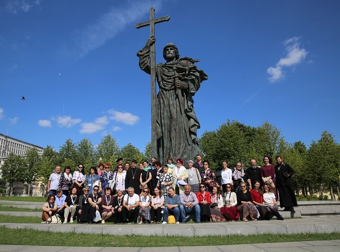 Дорогие паломники! Выбирая паломническую службу, обращайте внимание на то, является ли она церковной. Паломничество – это не туризм по религиозным объектам. Это часть духовной жизни человека.  Чем же паломничество отличается от туризма? Паломничество ...