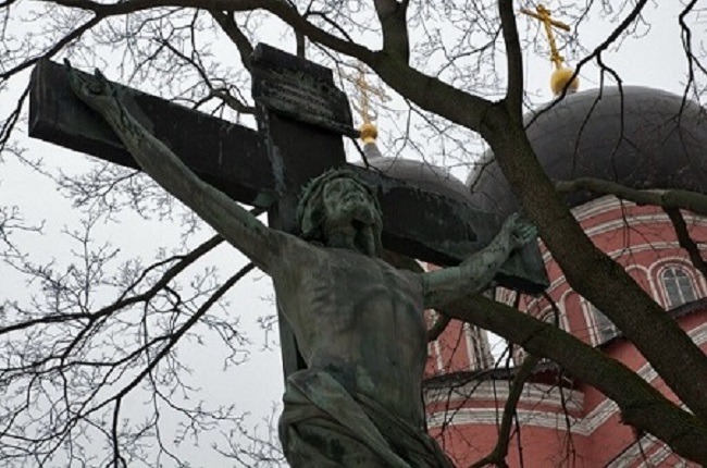 В воскресенье третьей недели Великого Поста на всенощном бдении в центр храма выносится Животворящий Крест, которому всю неделю поклоняются верующие. Крест выставляется в середине Четыредесятницы для того, чтобы напоминанием о смертных страданиях ...