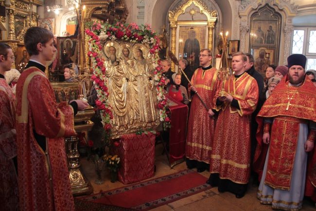 В Москве, в храме Иоанна Воина на Якиманке сегодня престольный праздник – день памяти святых Гурия, Самона и Авива.  Но сюда, к чудотворной иконе святых мучеников, приезжают молиться  Православные почитают святых как покровителей супружества, брака, ...