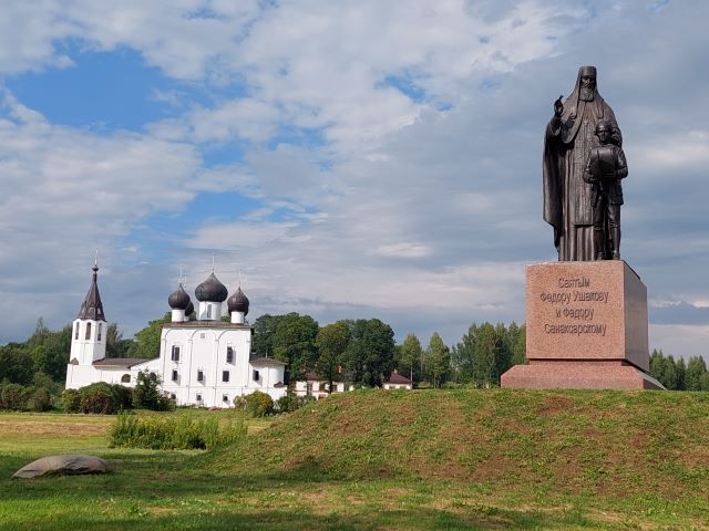 ПУТЬ НА СОЛОВКИ. Продолжение. Посетив святыни Ростова Великого, Ярославля и Тутаева, мы поехали на место крещения святого праведного Федора Ушакова на его малой родине – в храм  Богоявления-на-Острову в Хопылёво. Этот храм объединяет вокруг себя людей...