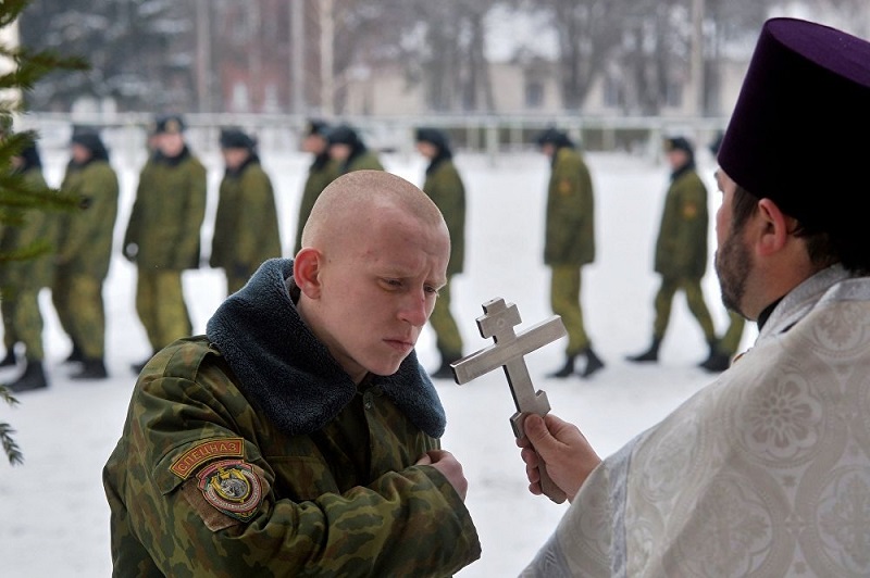 ИСТОРИЯ ВОЕННОГО ДУХОВЕНСТВА В 90-х годах, когда в стране закончилось время господства атеистической идеологии, началось восстановление традиционной для Российской армии службы военных священников, стали восстанавливаться воинские храмы, возобновилось ...