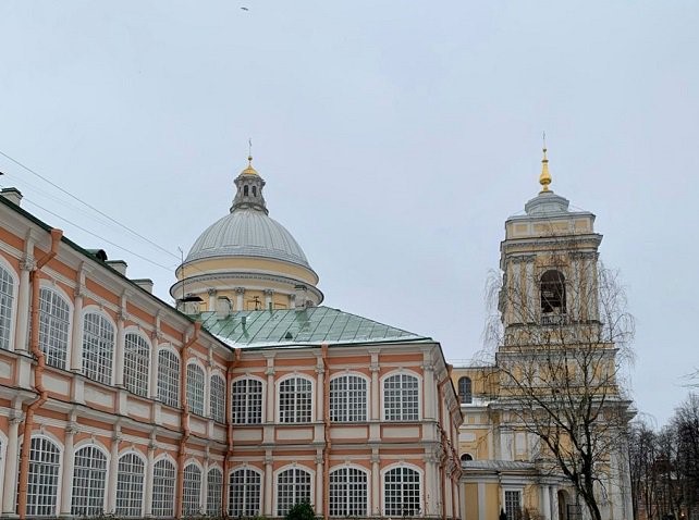 Александро-Невская Лавра – один из главных туристических объектов города на Неве. Но не все его посетители знают, что это место неразрывно связано с именем с великого молитвенника, преподобного Серафима Вырицкого, чей день памяти сегодня празднует ...