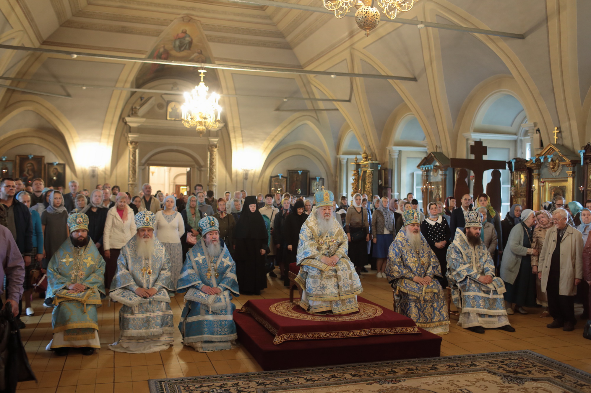 10 августа, в праздник Смоленской иконы Божией Матери, Патриарший наместник Московской епархии митрополит Крутицкий и Коломенский Ювеналий совершил Божественную литургию в Успенском храме Богородице-Смоленского Новодевичьего женского монастыря.