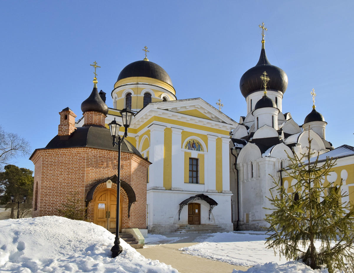 Храм Живоначальной Троицы в Старицком Успенском монастыре – единственный в своем роде. Внешне он мало отличается от других церквей, построенных в стиле классицизма. Но стоит зайти внутрь… В двухэтажном храме, по сути, отсутствует центральная часть.