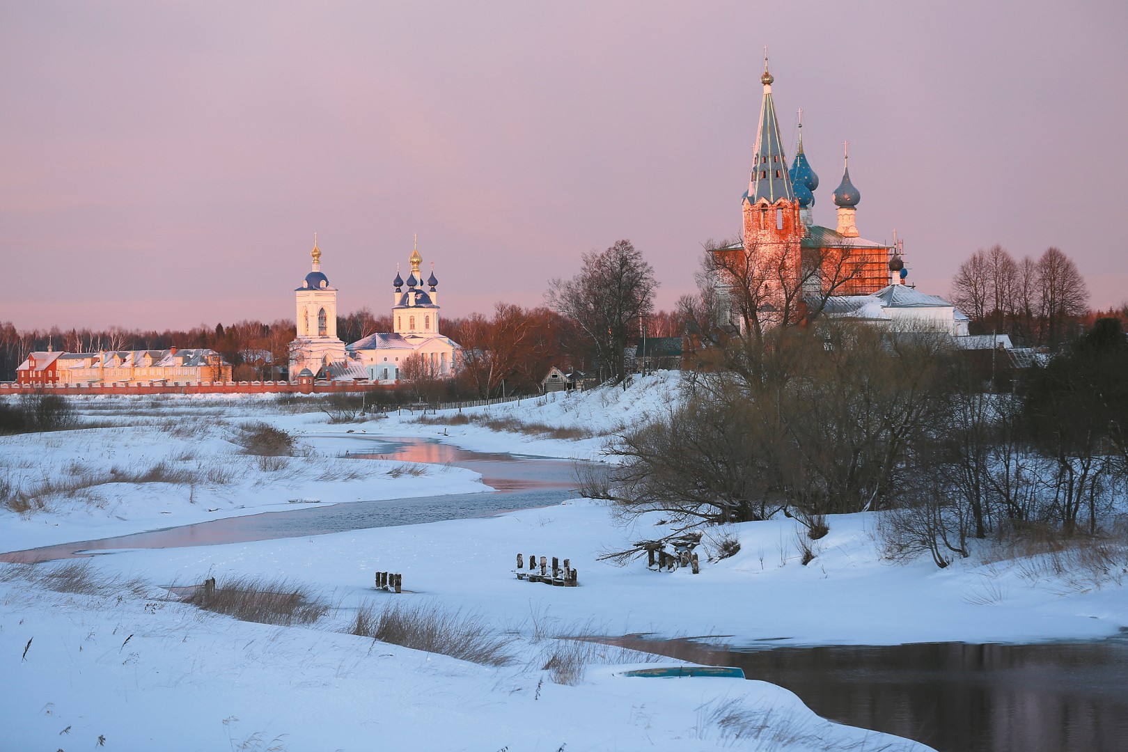 Есть в российской глубинке удивительное село, в котором восемь (!) храмов, один монастырь и часовня. Это Дунилово, находящееся в 40 километрах от города Иваново.  Комплекс Благовещенского монастыря - самый древний в Дунилове. Он возведен в 70-е годы ХVII