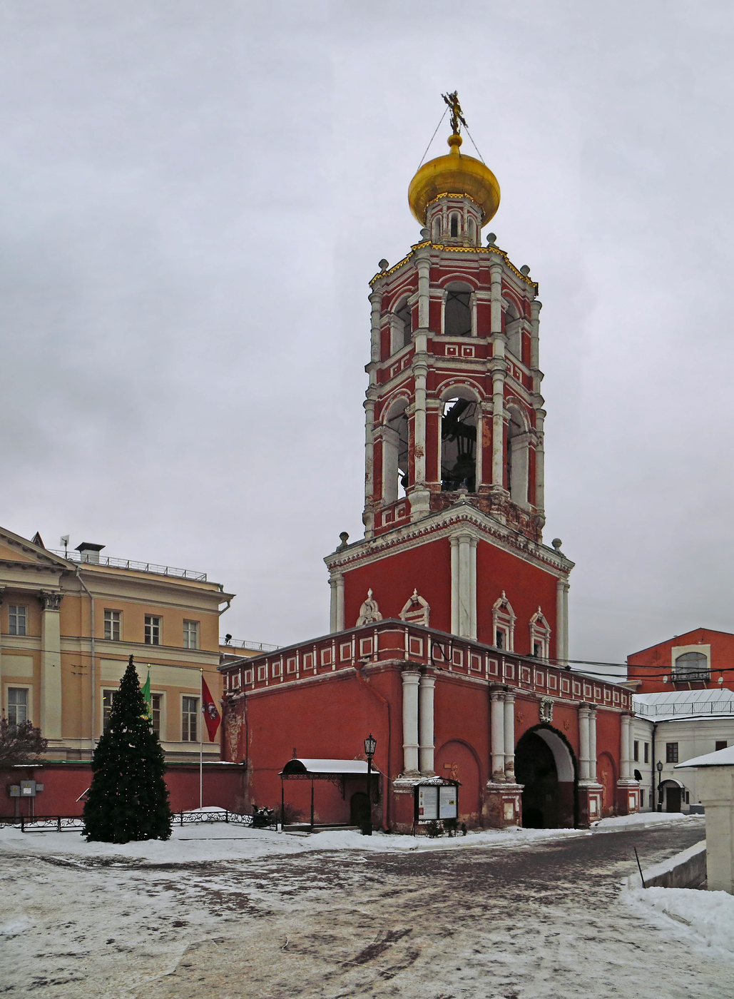 В колокольне Высоко-Петровского монастыря находится небольшая Покровская церковь, которую можно назвать одной из самых необычных в Москве. Весь интерьер храма, включая иконы, выполнен из керамики. Во все времена богословы придавали храмовому убранству