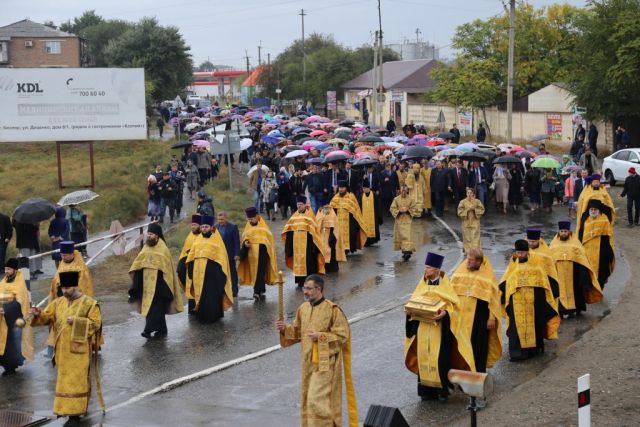 В Кизляре прошел ежегодный крестный ход от Крестовоздвиженского женского монастыря до Георгиевского собора, приуроченный к празднованию 284-й годовщины со дня основания города.