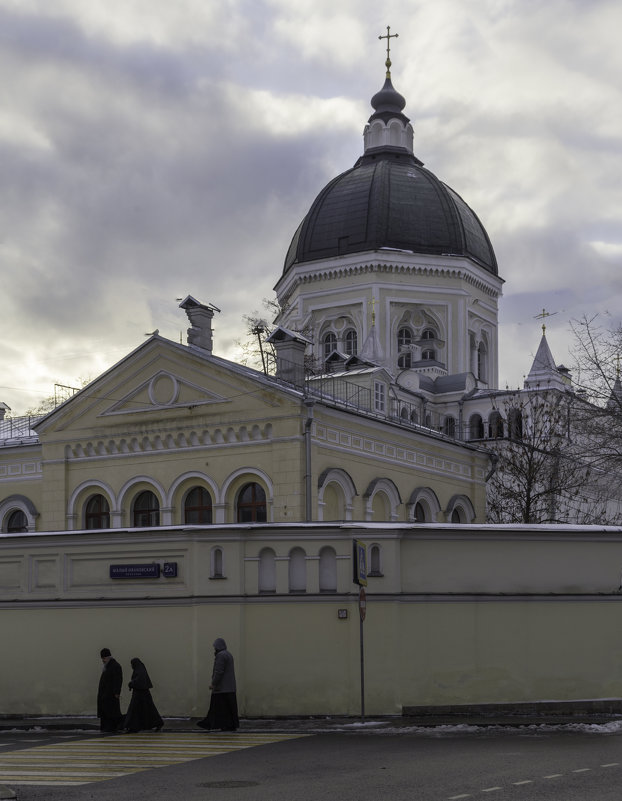 В Иоанно-Предтеченском монастыре хранятся гробница и почитаемая икона блаженной Марфы Московской, которой молятся о помощи в родах. Этой благочестивой традиции не одна сотня лет. Блаженная Марфа подвизалась в Иоановском девичьем монастыре в первой