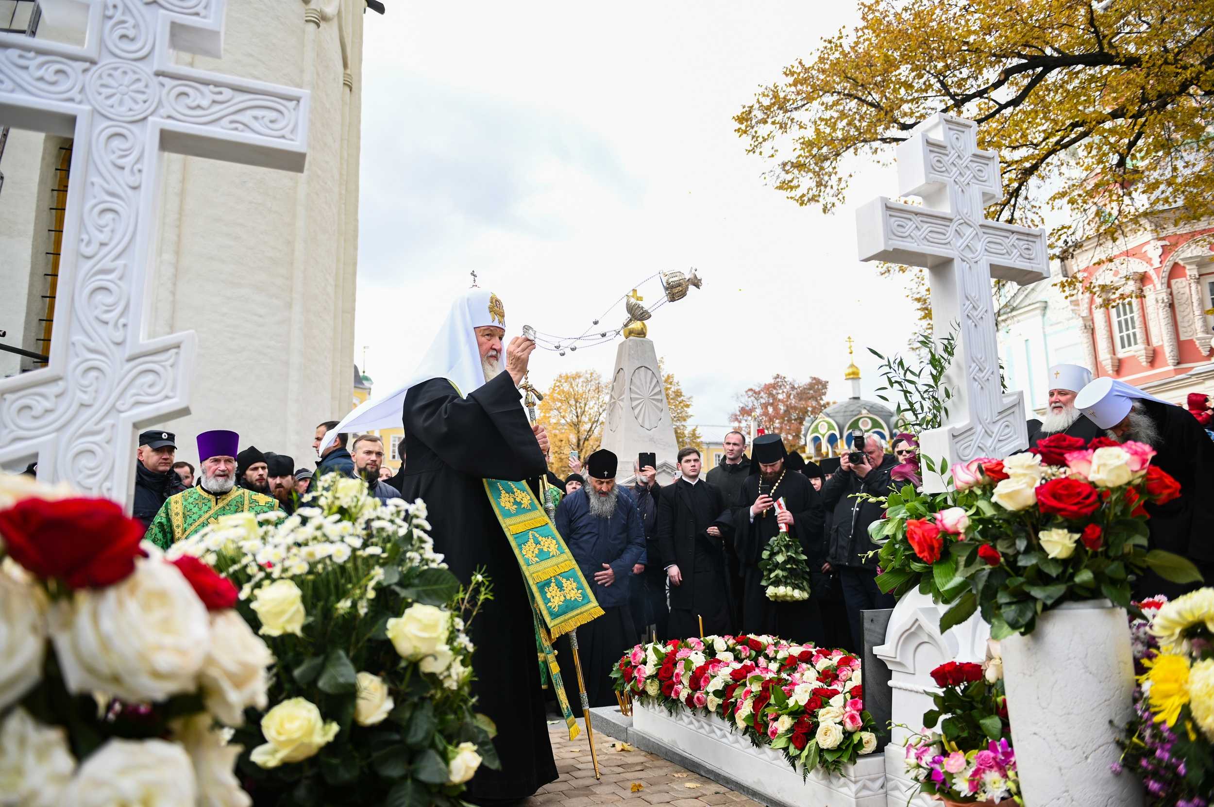 Святейший Патриарх Кирилл совершил литию на могилах архимандрита Кирилла (Павлова) и архимандрита Наума (Байбородина)(1927-2017), погребенных на территории Свято-Троицкой Сергиевой лавры за алтарем церкви Святого Духа.