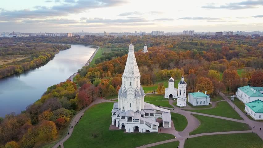 Шатровый храм Вознесения Господня в Коломенском – настоящая архитектурная жемчужина эпохи Ивана Грозного, наше национальное достояние. Он стоит в одном ряду с такими уникальными храмами как церковь Покрова на Нерли и собор Василия Блаженного.