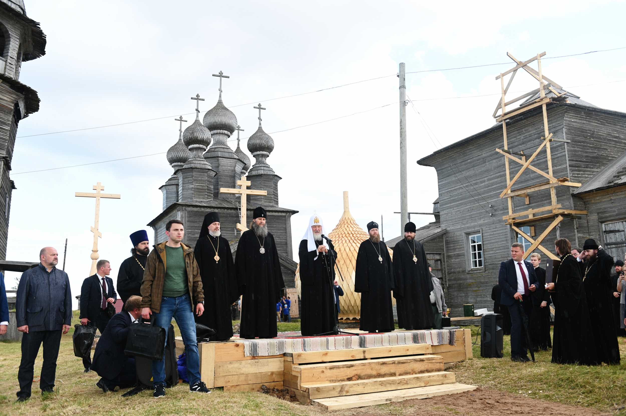 21 августа 2019 года, по окончании Божественной литургии в Свято-Троицком соборе Спасо-Преображенского Соловецкого ставропигиального мужского монастыря, Святейший Патриарх Московский и всея Руси Кирилл прибыл в Плесецкую епархию...