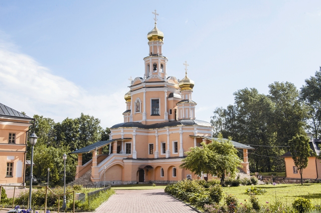 Среди кварталов городских